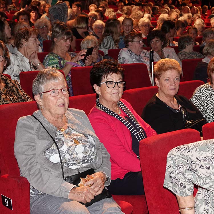 deelnemers in theaterzaal
