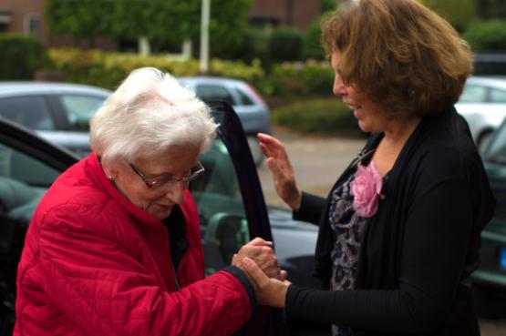 oudere en vrijwilliger 