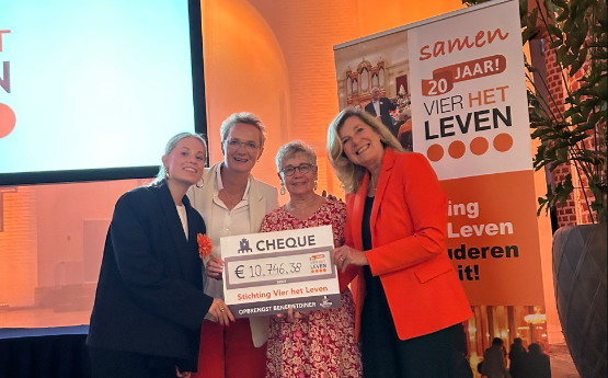 groepsfoto met cheque