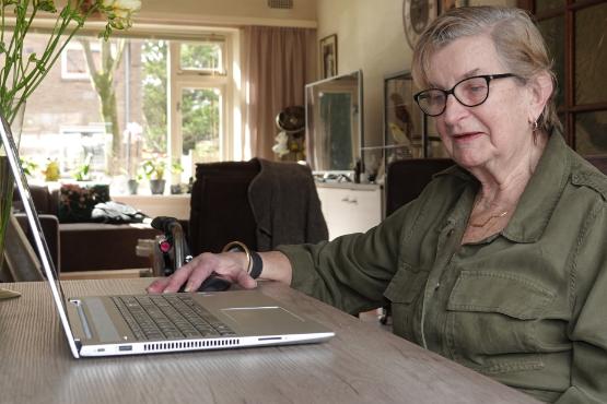 Oudere achter computer