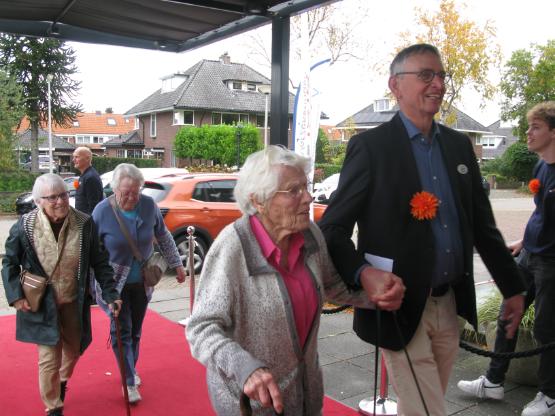 Oudere en vrijwilliger