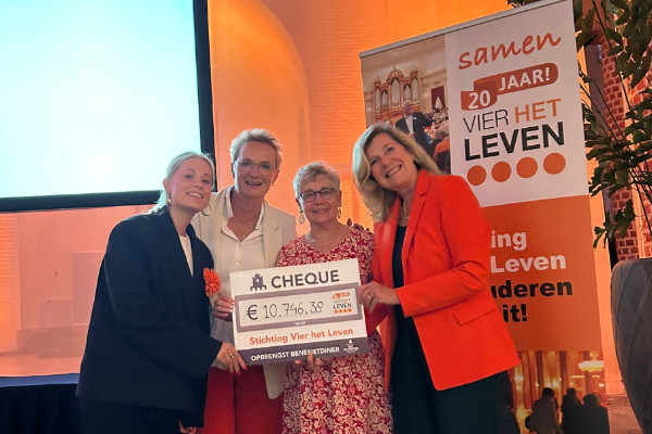 groepsfoto met cheque