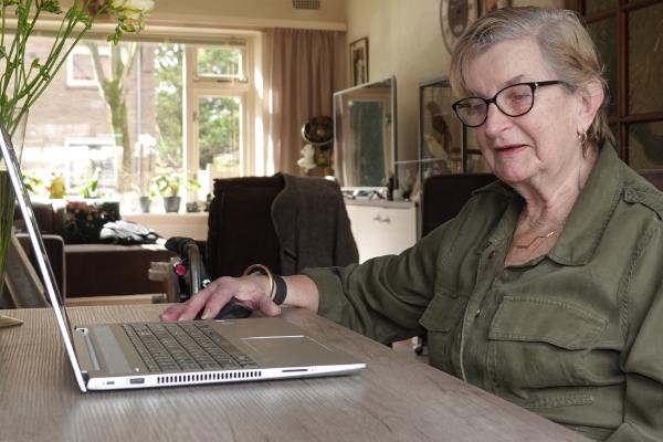 Oudere achter computer