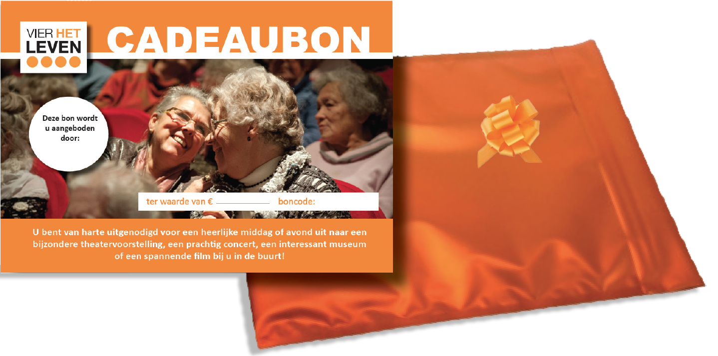 Foto van de Vier het Leven cadeaubon met bijbehorende oranje envelop